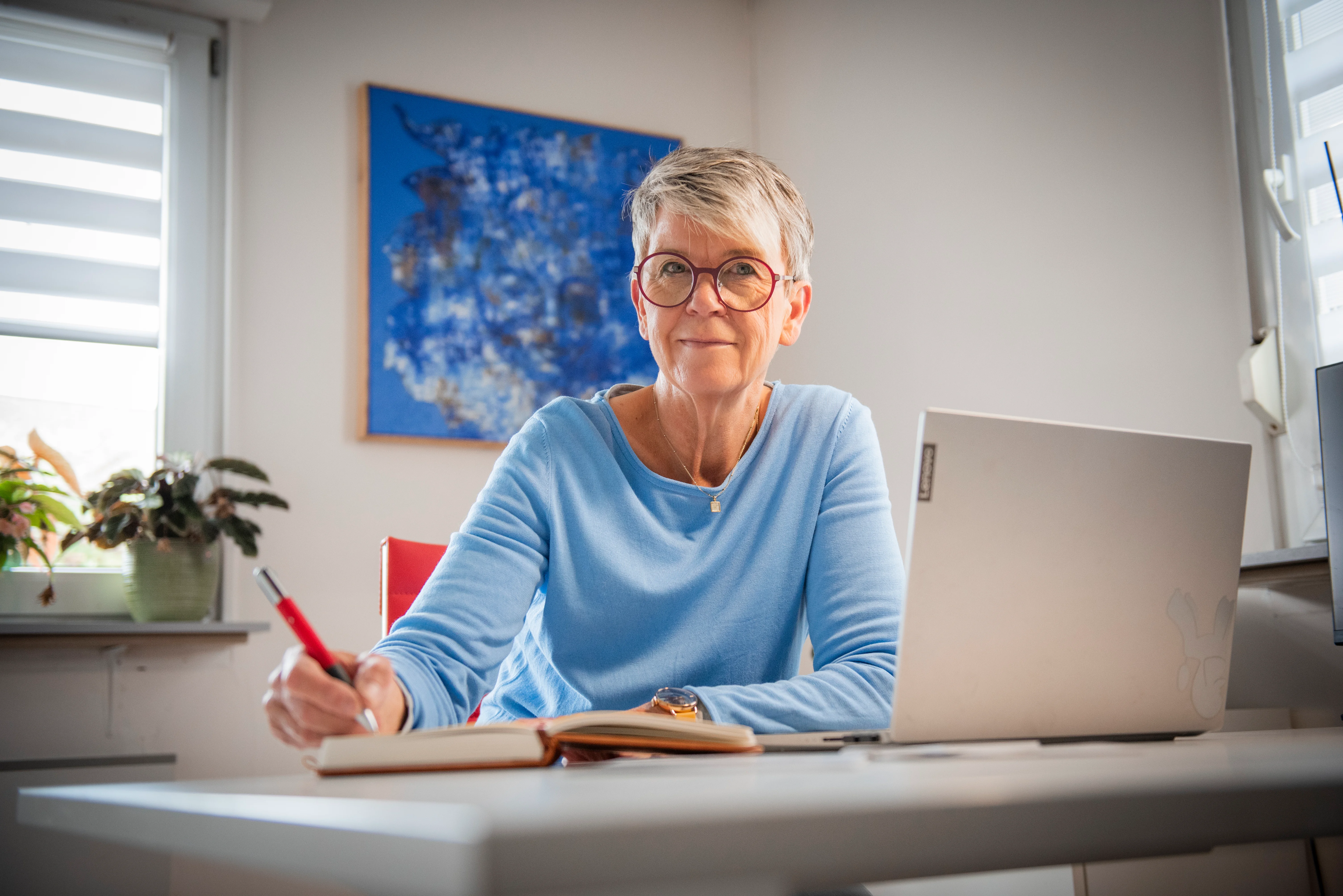 Petra Hillers an ihrem Schreibtisch im Coaching-Büro